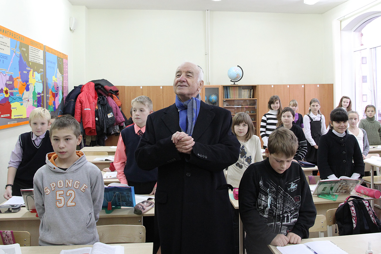 Besuch in seiner alten Schulklasse