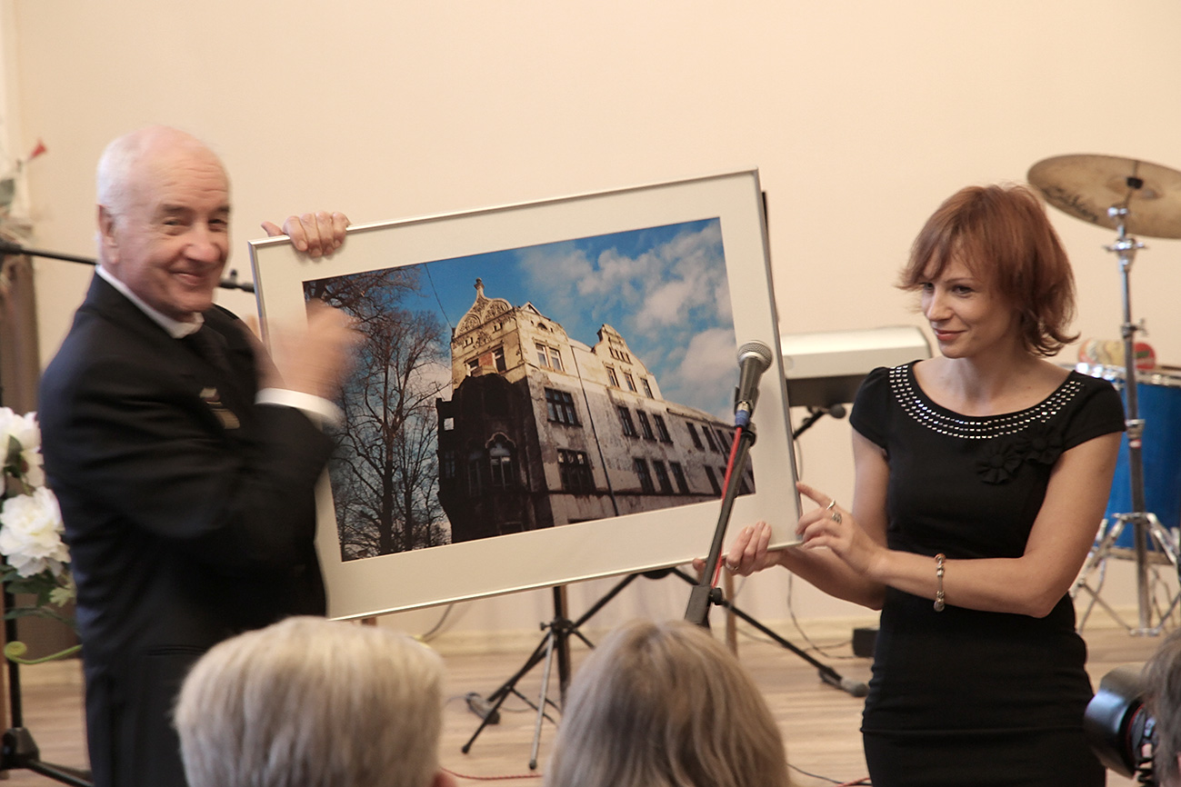 Angelika Spiljova überreicht ein Bild von seinem Geburtshaus