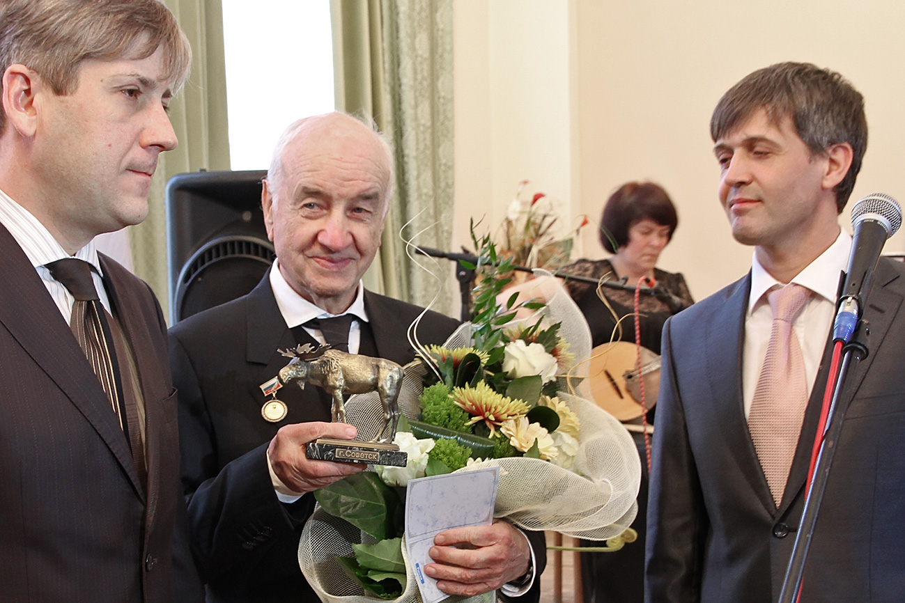 Verleihung der Ehrenbürgerwürde. V.r. Oberbürgermeister Nikolaj Woistschew, Armin Mueller-Stahl, Duma-Abgeordneter Vadim Abarius
