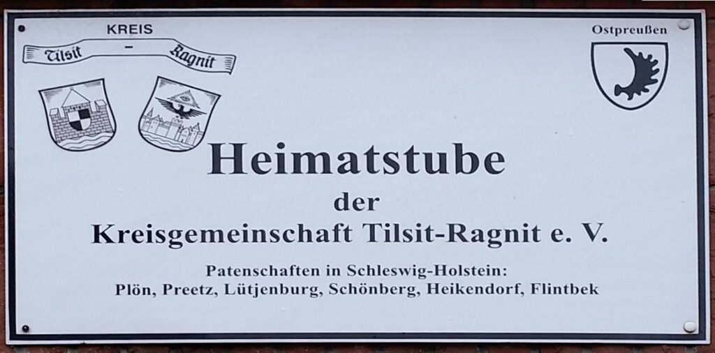 Das aktuelle Bild hat keinen Alternativtext. Der Dateiname ist: Schild-Heimatstube-Preetz-1.jpg